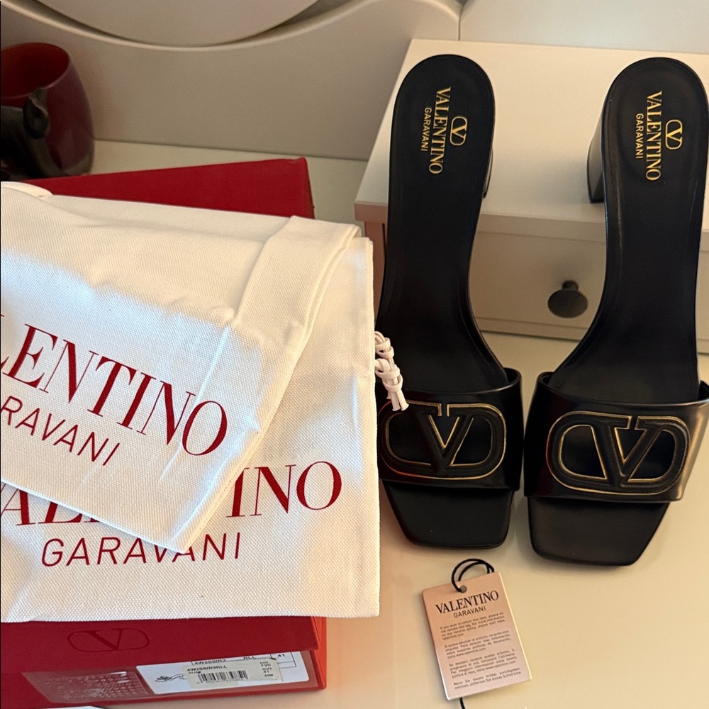🔥Valentino Garavani Vlogo Cut-Out Slide Sandal In Calfskin 60MM🔥